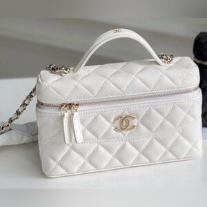 New CHANEL White Quilted GWP Bag